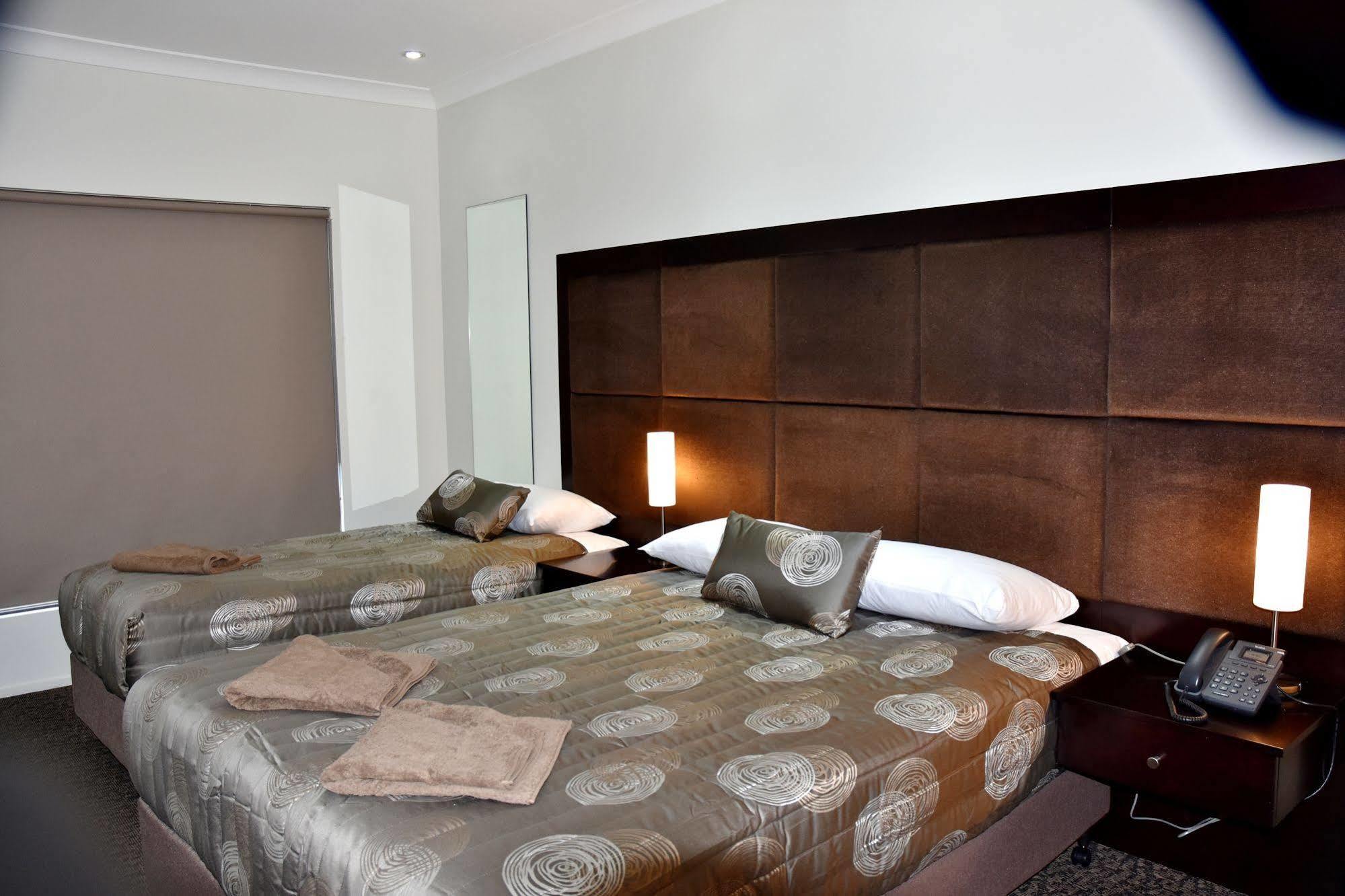 Western Downs Motor Inn Miles Exteriör bild
