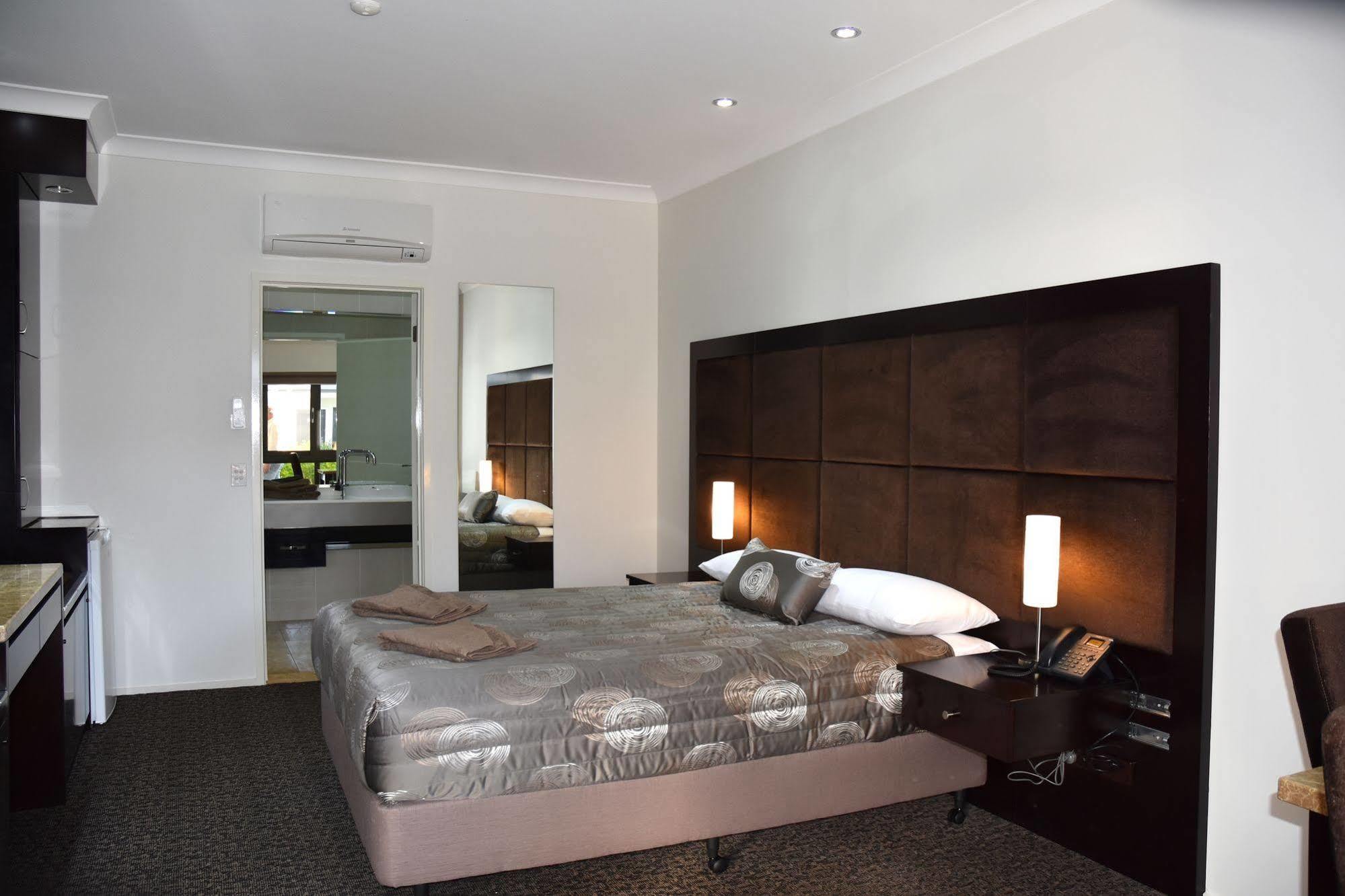 Western Downs Motor Inn Miles Exteriör bild